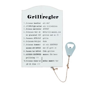 Holztafel „Grillregler“ weiß mit schwedischem Text und Flaschenöffner