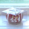 In Geschenkverpackung: Teelichthalter aus Holz handbemalt mit einen Luciazug