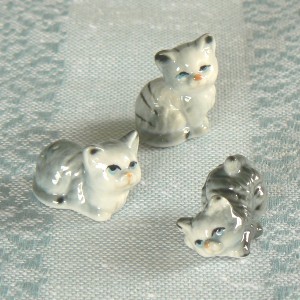 3 niedliche Mini Porzellanfiguren: graugetigerte Katzen