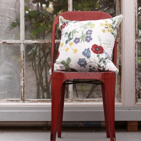 Sommerliche Kissenhülle / Kissenbezug 45x45 cm „Midsommar“ mit Blumenmuster aus Baumwolle