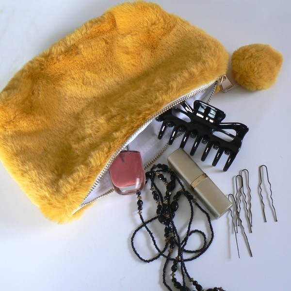 Makeup Tasche aus Fellimitat mit Pompon