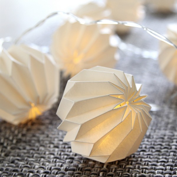 LED-Lichterkette mit weißen gefalteten "Papierblumen" Batteriebetrieb mit Timer